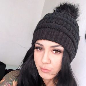Black beanie with fur🖤